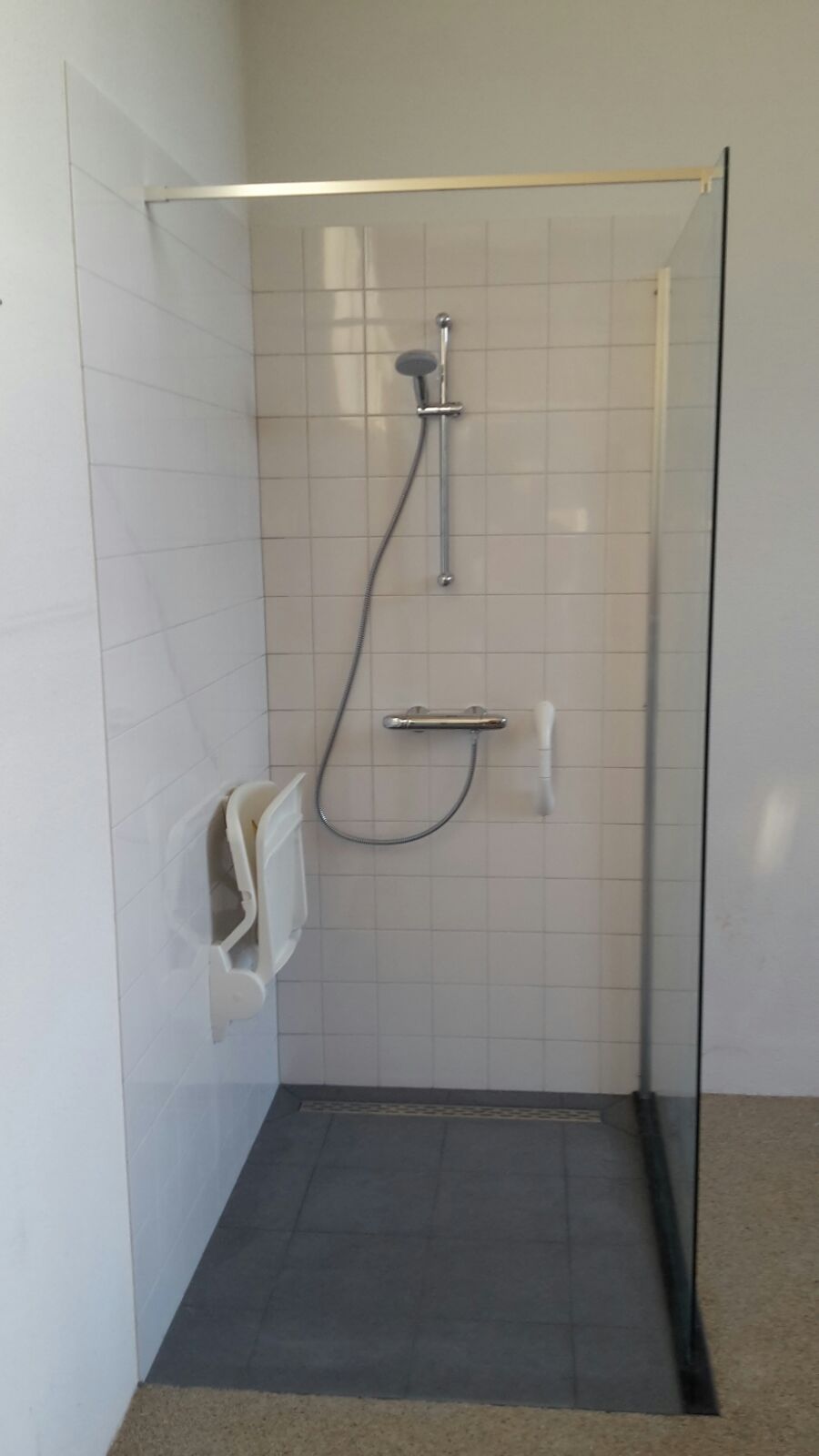 Aangepaste badkamer ouderen oogt modern Aangepaste badkamer ouderen oogt modern