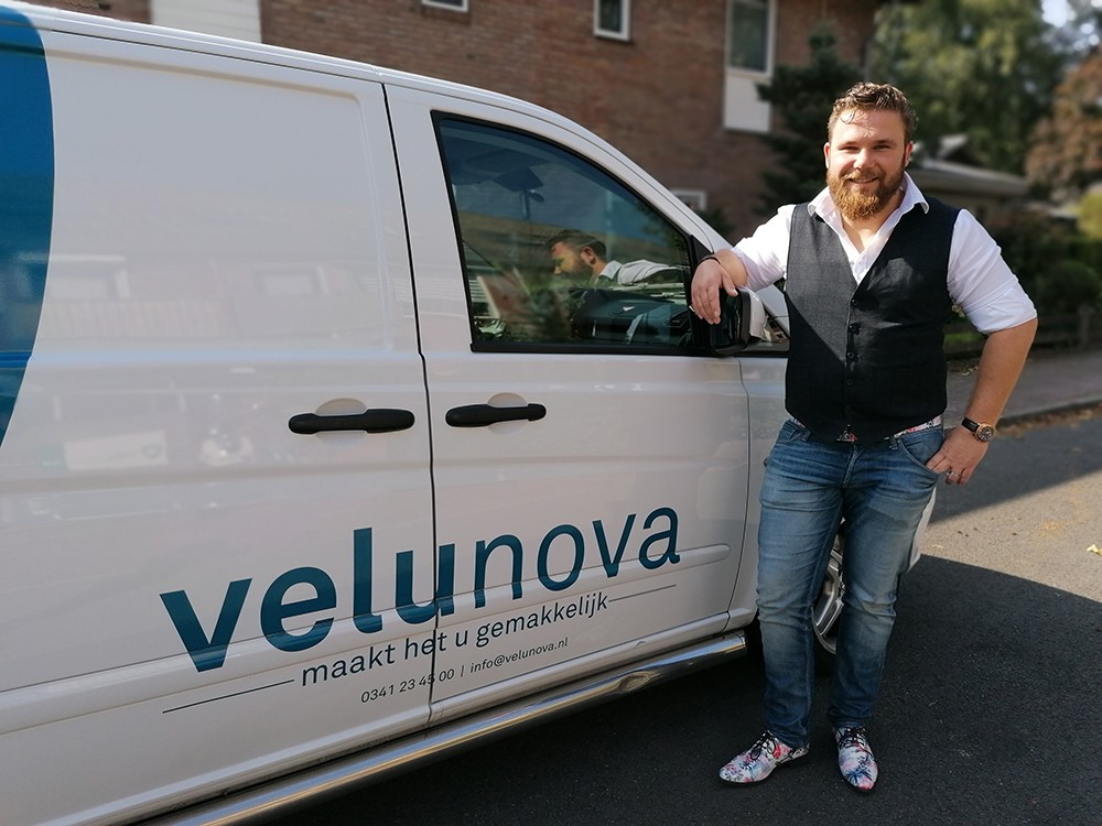 Julian Meerens naast zijn Velunova demonstratiebus Julian Meerens naast zijn Velunova demonstratiebus
