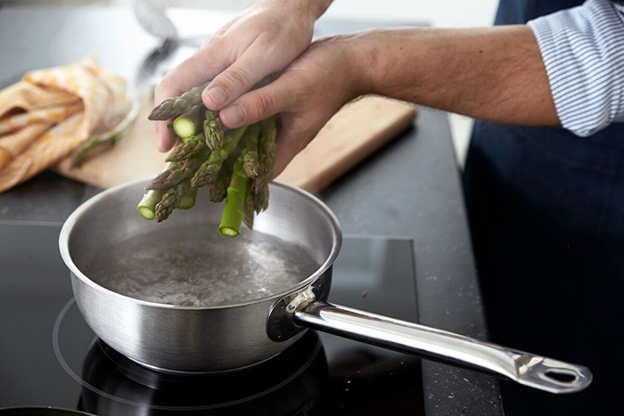 Pan op een inductiekookplaat van ATAG Pan op een inductiekookplaat van ATAG