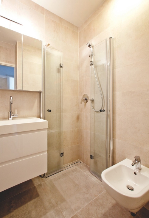 Aangepaste badkamer met inloopdouchecabine Aangepaste badkamer met inloopdouchecabine