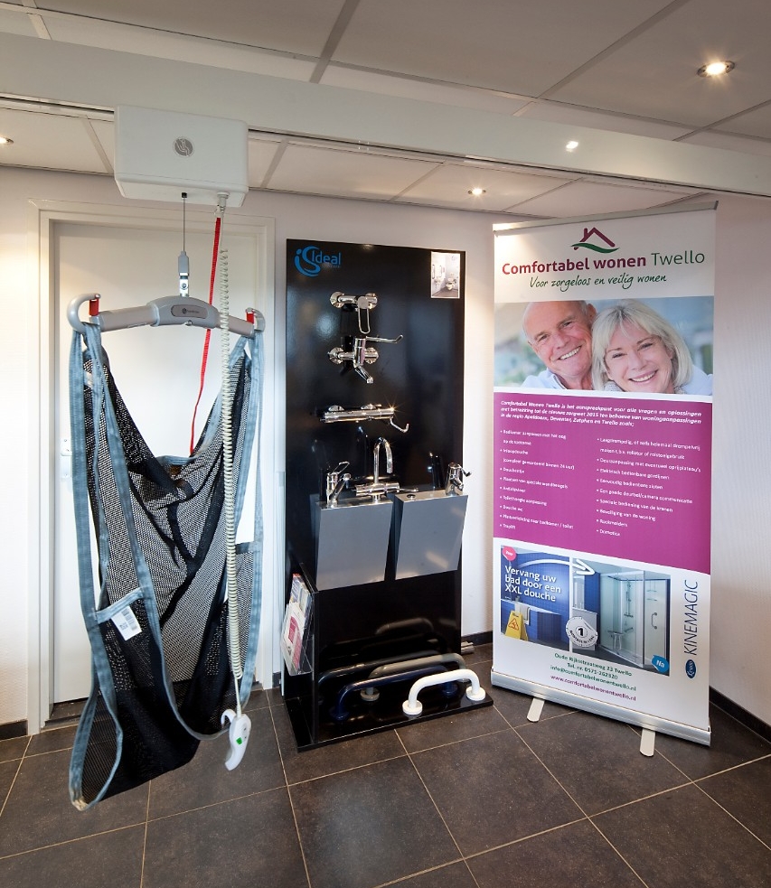 Tillift, aangepast sanitair en wandbeugels in de showroom van Comfortabel Wonen Twello Tillift, aangepast sanitair en wandbeugels in de showroom van Comfortabel Wonen Twello