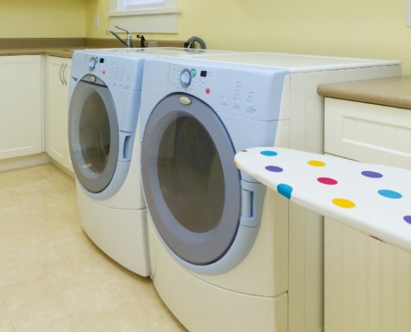 Was alleen als de trommel vol zit Washok met wasmachines