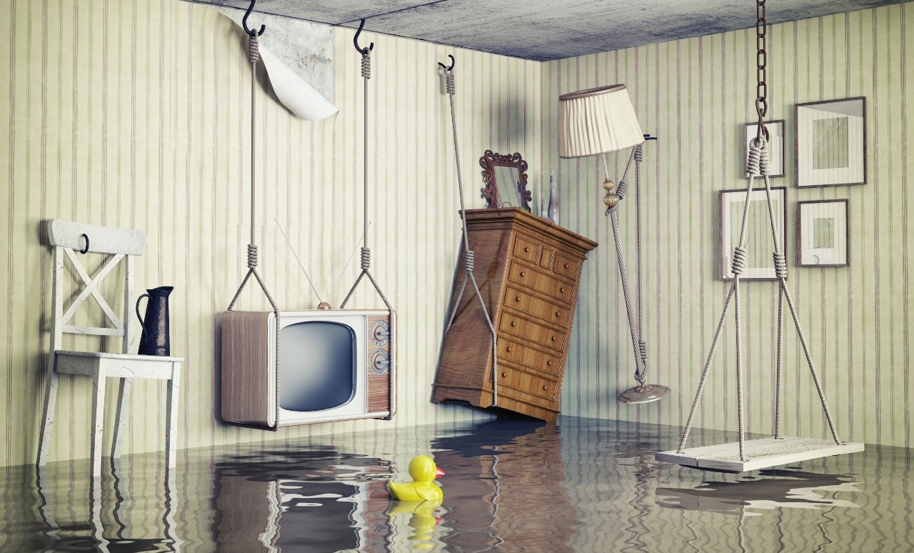 Spullen in huis aan het plafond vastgemaakt