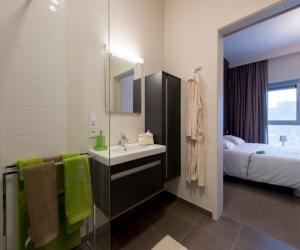 Badkamer en slaapkamer in BoCasa Inkijkje in BoCasa, België