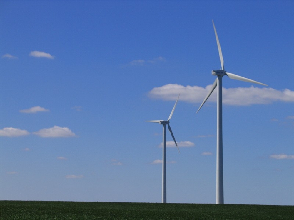 Windmolens tegen blauwe lucht