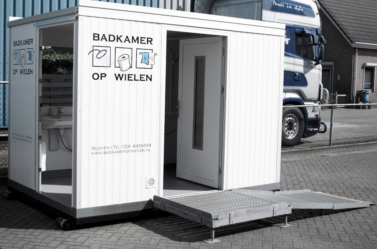Badkamer op wielen op straat geparkeerd