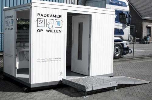 Badkamer op wielen op straat geparkeerd