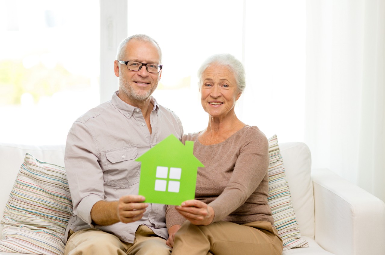 Ouder stel met afbeelding woning Ouder stel met afbeelding woning