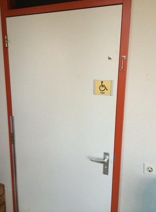 Beun de beunhaas plaatst bovenaan de deur van het invalidentoilet een haakje Beun de beunhaas plaatst bovenaan de deur van het invalidentoilet een haakje
