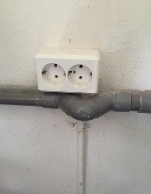 Beun de beunhaas gaat gewoon om de elektrische leiding heen, geen probleem! Beun de beunhaas gaat gewoon om de elektrische leiding heen, geen probleem!