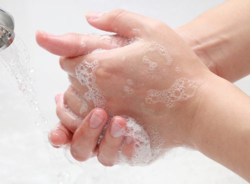 Handen wassen onder de kraan
