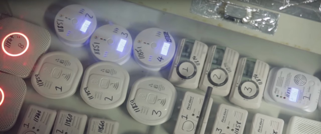 Overzicht veilige en onveilige CO-melders, links de Nest Protect Overzicht veilige en onveilige CO-melders, links de Nest Protect