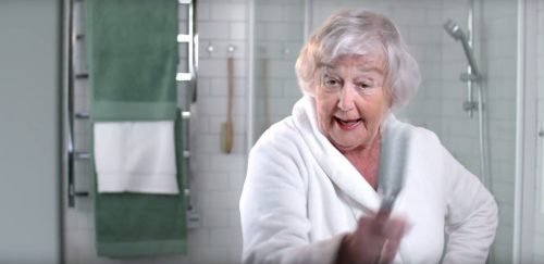Zingende dame vo rde badkamerspiegel met Etac Flex, Rex en Relax