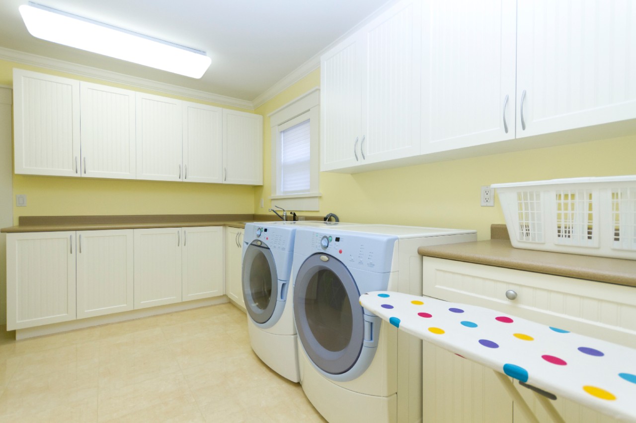 Washok wordt waskamer: wassen, strijken, opvouwen en bewaren ineen