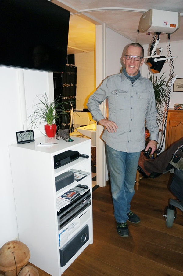 Installateur Rob van der Zon uit Lisse met tillift op achtergrond Installateur Rob van der Zon uit Lisse met tillift op achtergrond