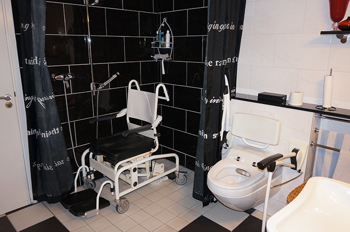 Aangepaste badkamer met douche en toilet met beugels Aangepaste badkamer met douche en toilet met beugels