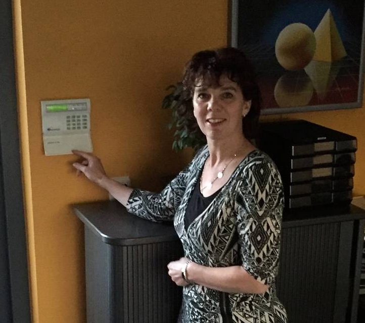Bediening van een paneel aan de wand door een mevrouw