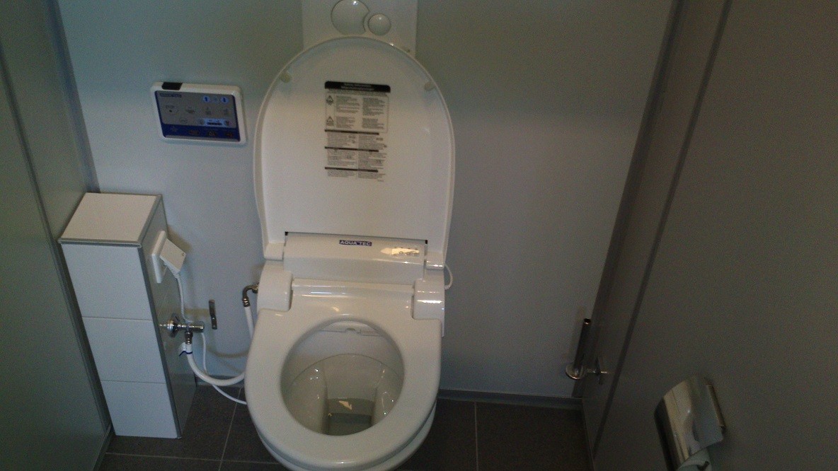 Bovenaanzicht douchetoilet en installatiezuil Dochetoilet in de badkamer