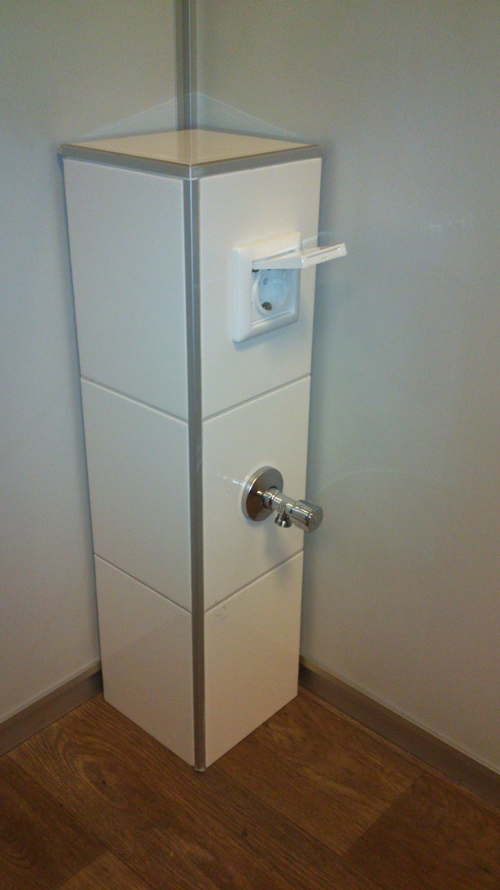 Close-up installatiezuil Installatiezuil douche-wc met openstaande wandcontactdoos