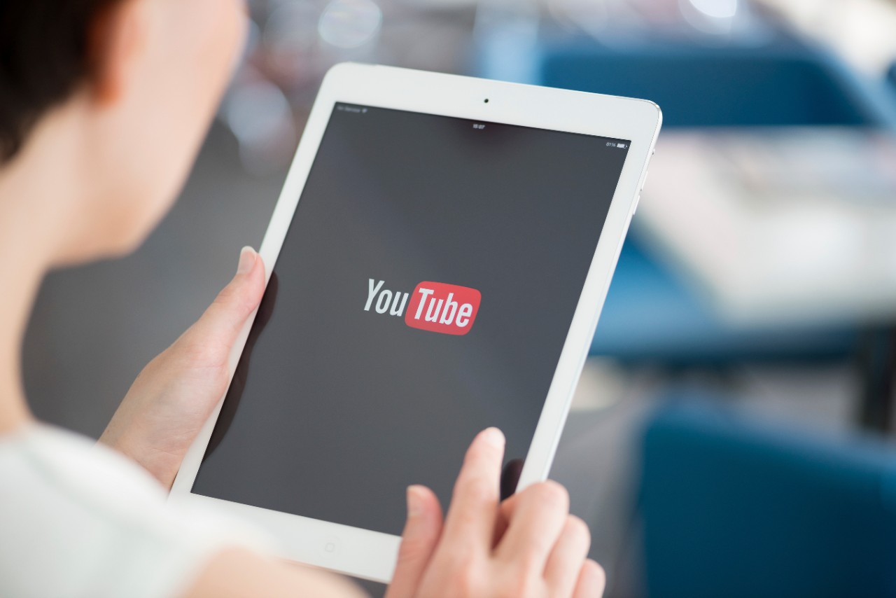 Menrouw gebruikt YouTube op een tablet
