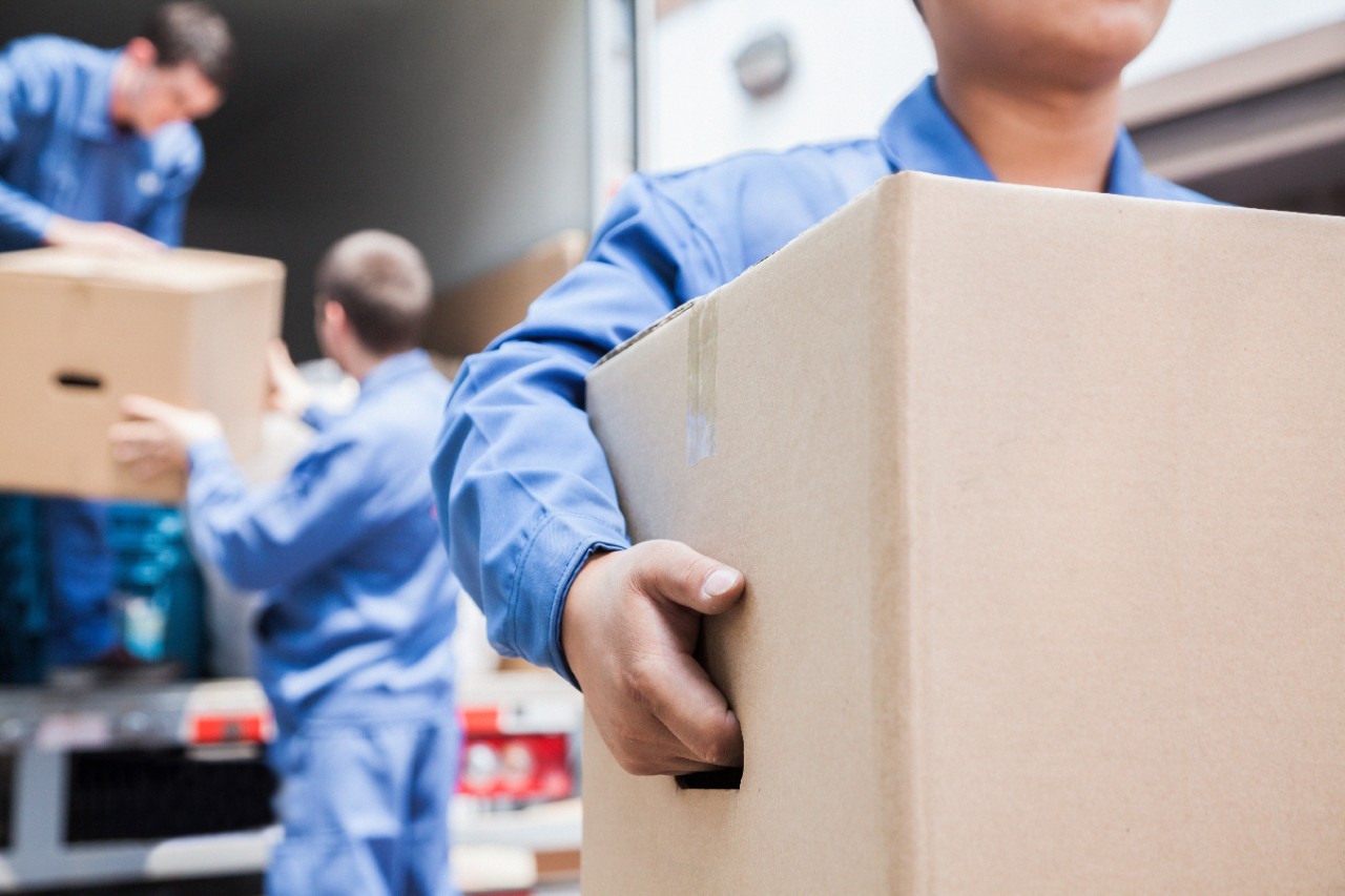 Verhuizers aan het werk Verhuizen met verhuisdozen