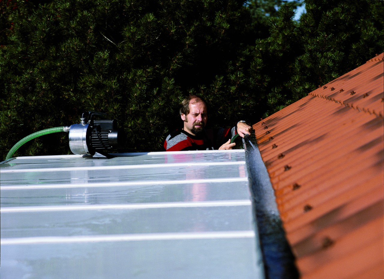 Een waterdak zorgt voor verkoeling in de zomer. Een waterdak zorgt voor verkoeling in de zomer.