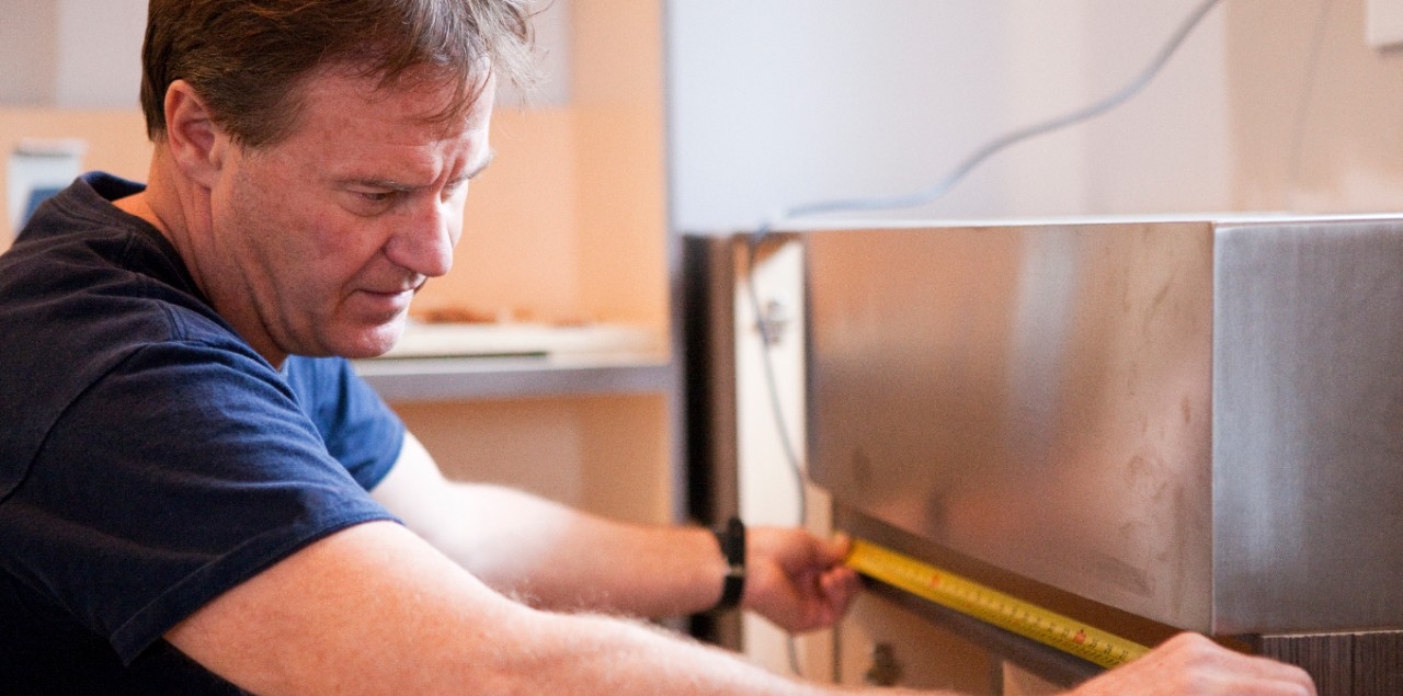 Installateur meet zaken op in huis