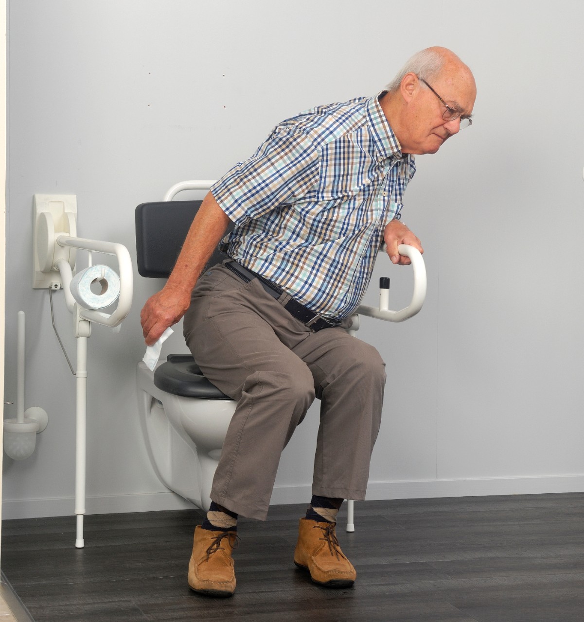 Opklapbare wandbeugels Meneer houdt zich vast aan opklapbare beugels rondom de wc