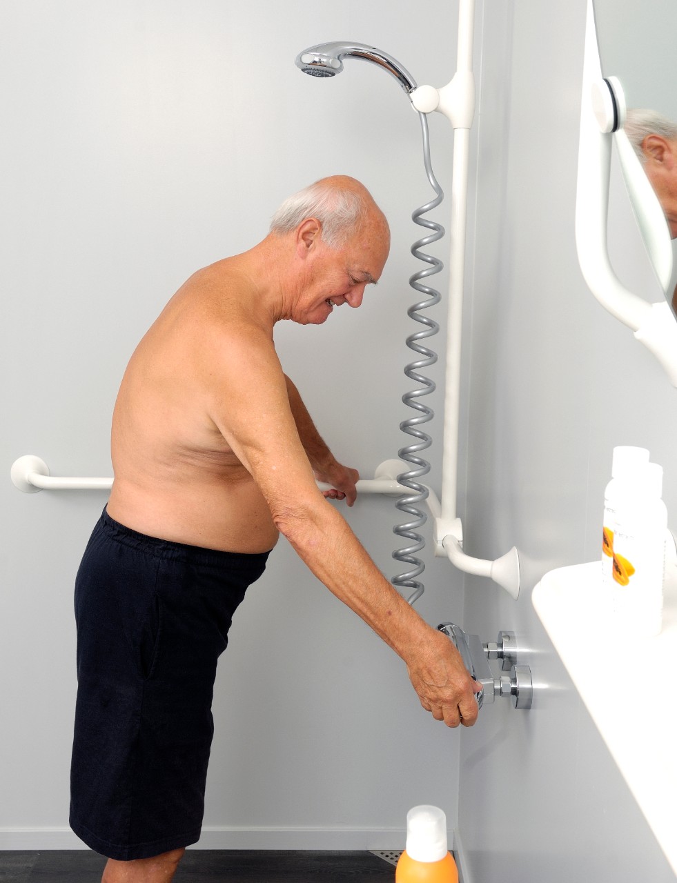 Douche met wandbeugels Wandbeugel bij de douche waar de bewoner zich aan kan vasthouden