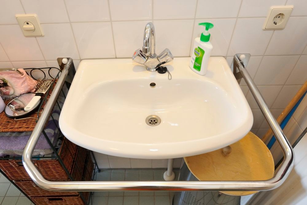 Wastafel met beugel rondom Extra grip rondom de wastafel