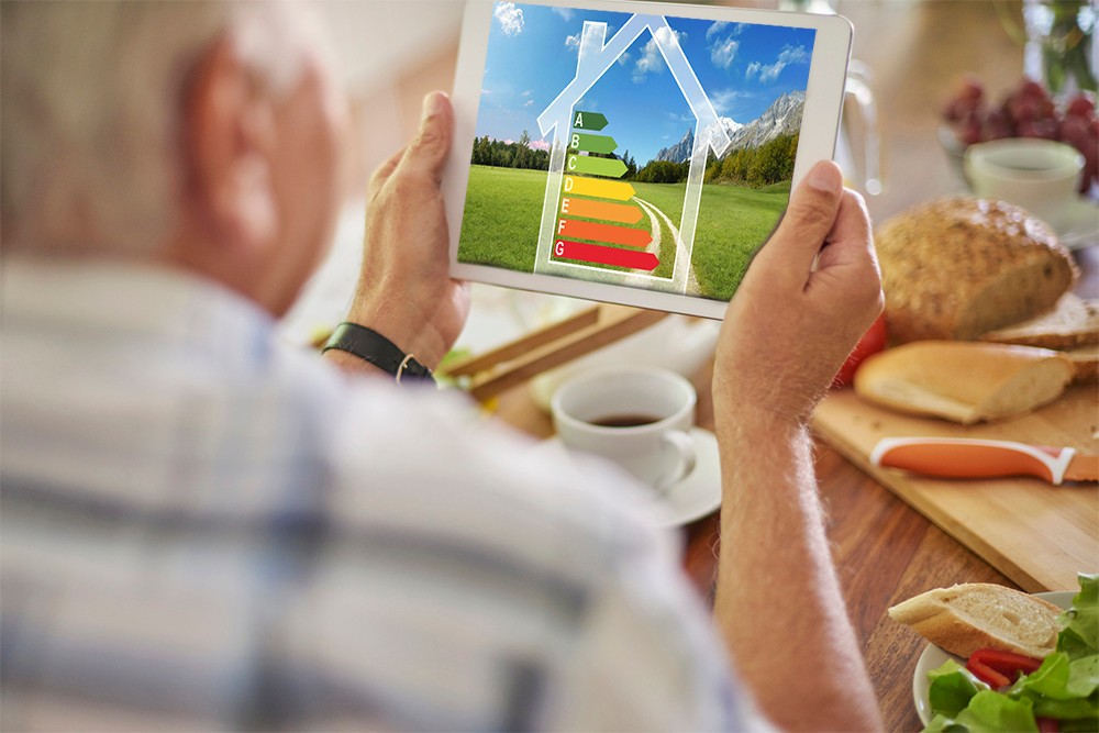 Man bekijkt energielabels op tablet