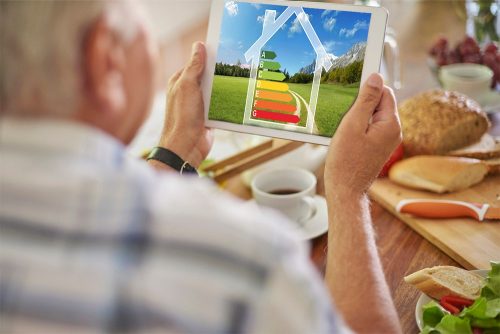Man bekijkt energielabels op tablet