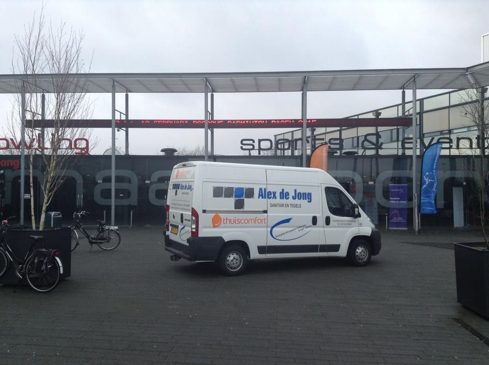 Bus installateur Alex de Jong voor Maaspoort, Den Bosch