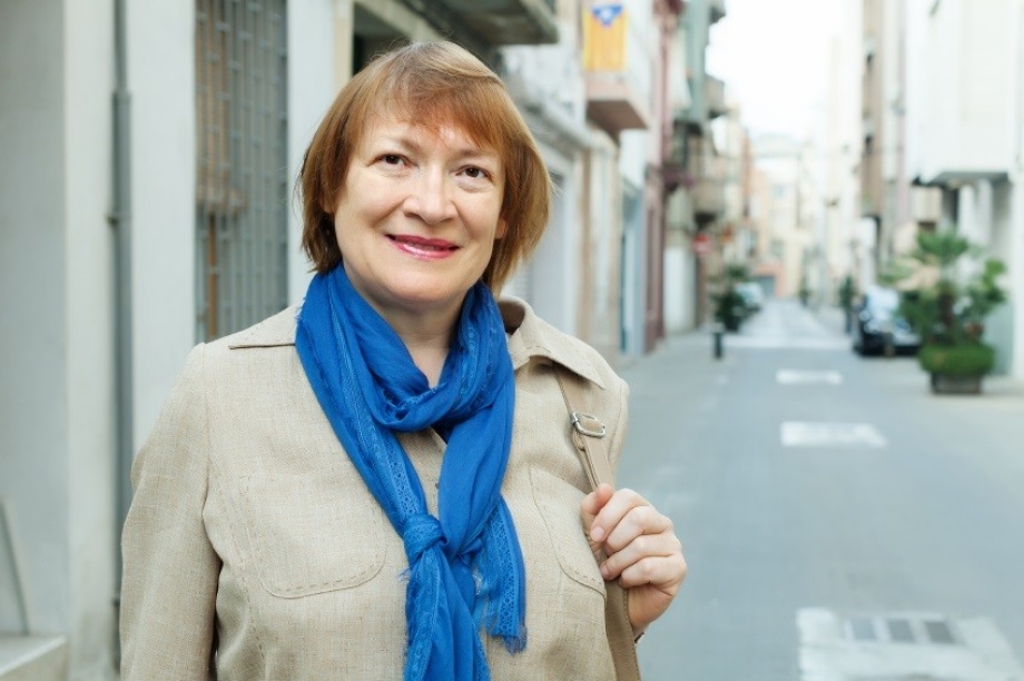 Mevrouw staat op straat.