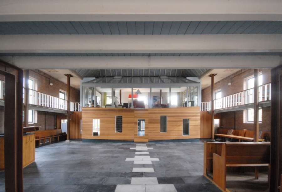 In de Kerk van Ens is een apartement gebouwd volgens de doos-in-doos-aanpak. In de Kerk van Ens is een apartement gebouwd volgens de doos-in-doos-aanpak.