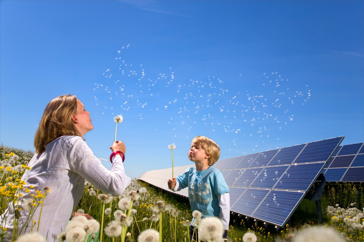 Vrouw en zoontje voor zonnepanelen Vrouw en zoontje voor zonnepanelen