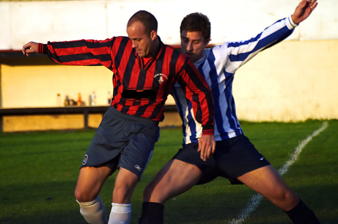 Voetballers in duel Voetballers in duel