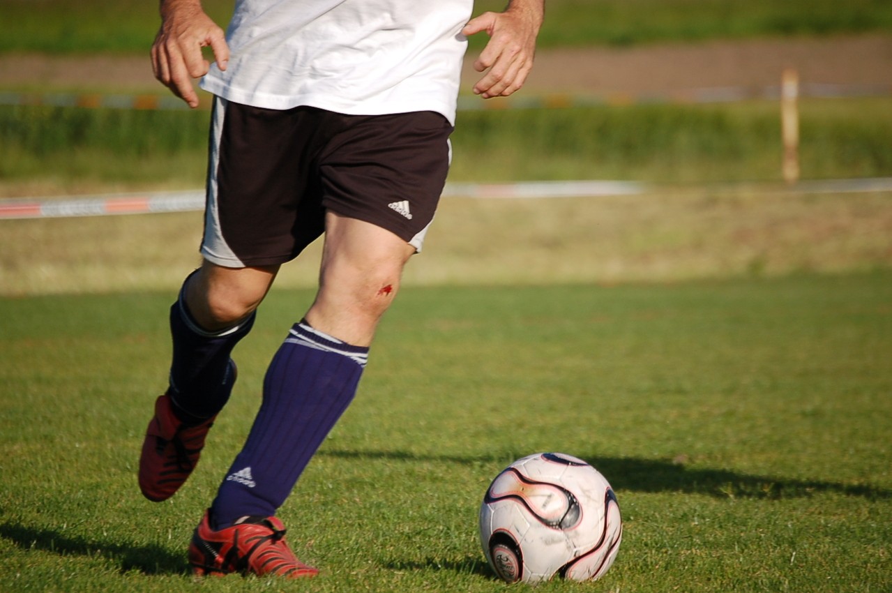 Voetballer met pijnlijke knie Voetballer met pijnlijke knie