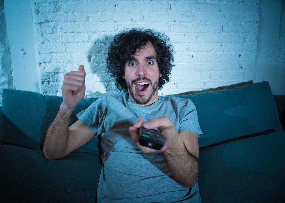 Bingewatchen tot je erbij neervalt. Of gewoon in slaap valt dus. Bingewatchen tot je erbij neervalt. Of gewoon in slaap valt dus.