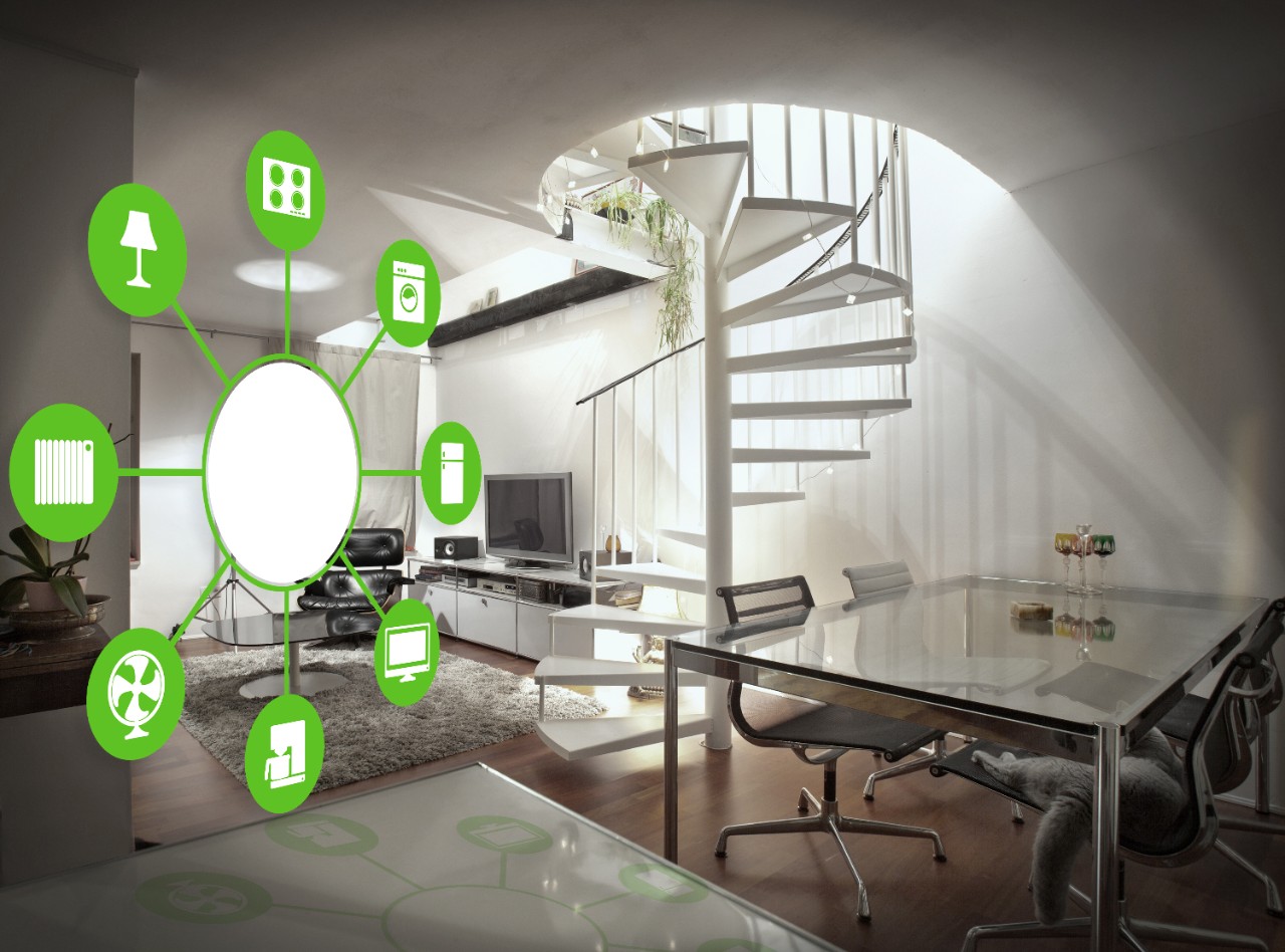 Smart home in woonkamer met wenteltrap