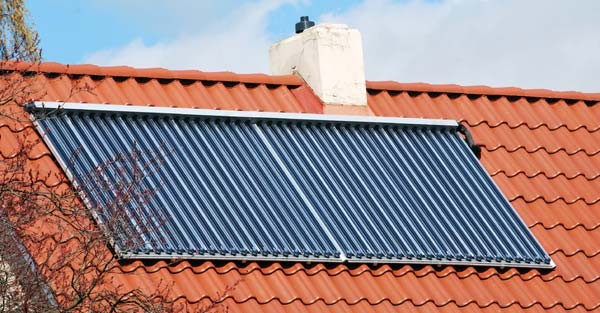 Zonneboiler op een dak Zonneboiler op een dak