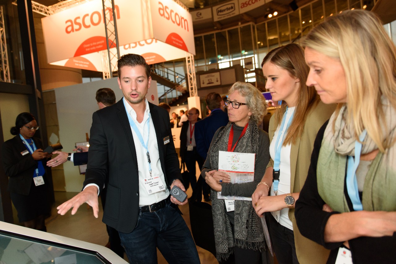 Bezoekers aan de beurs Domotica & Slim Wonen worden voorgelicht over domotica Bezoekers aan de beurs Domotica & Slim Wonen worden voorgelicht over domotica