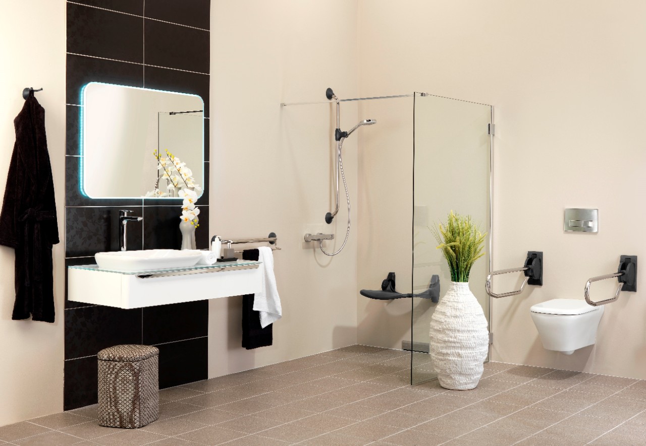 Badkamer met antracietkleurige hulpmiddelen van Handicare Badkamer met antracietkleurige hulpmiddelen van Handicare