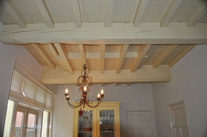 Het originele plafond in de woonkamer is weer hersteld