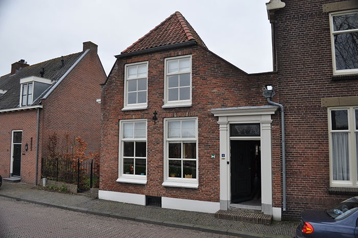 De voorkant van de woning in Buren