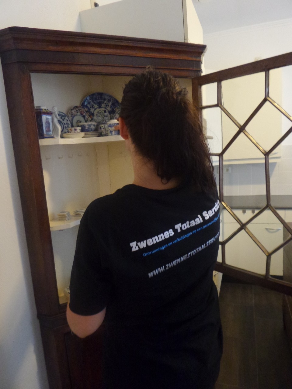 Medewerkster van Zwennes Totaal Service dupliceert het kastje in de nieuwe woning Medewerkster van Zwennes Totaal Service dupliceert het kastje in de nieuwe woning