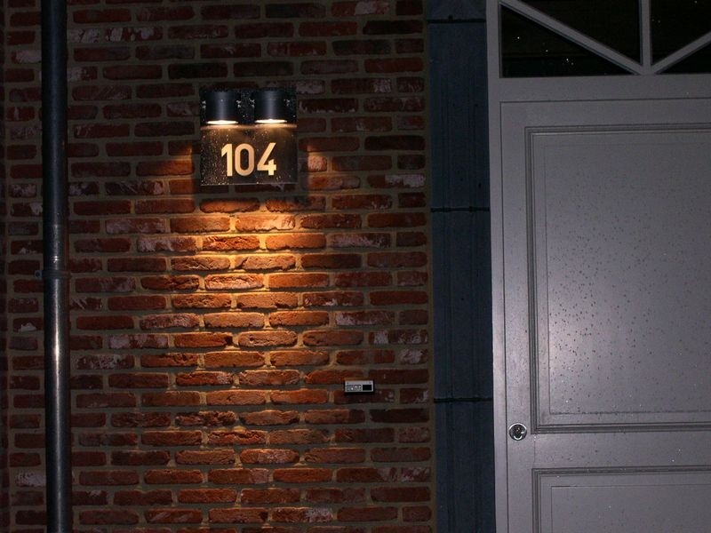 Entree met verlicht huisnummer. Entree met verlicht huisnummer.