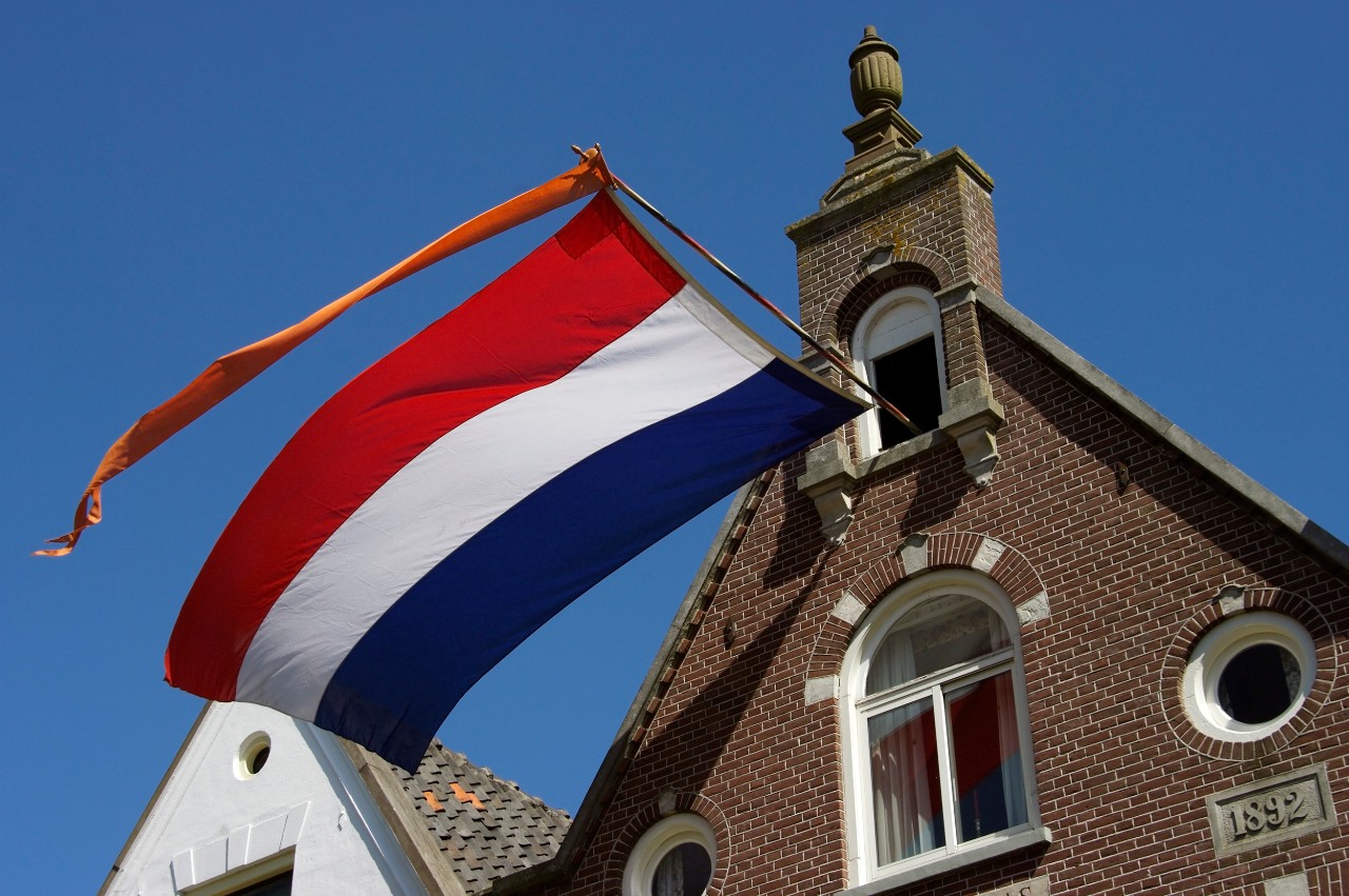 De Nederlandse vlag met oranje wimpel hangt uit
