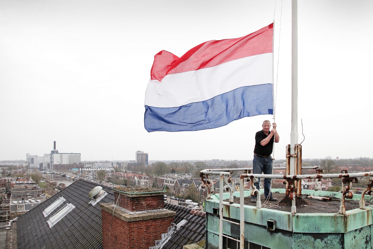 Meneer hijst de vlag op het dak Meneer hijst de vlag op het dak