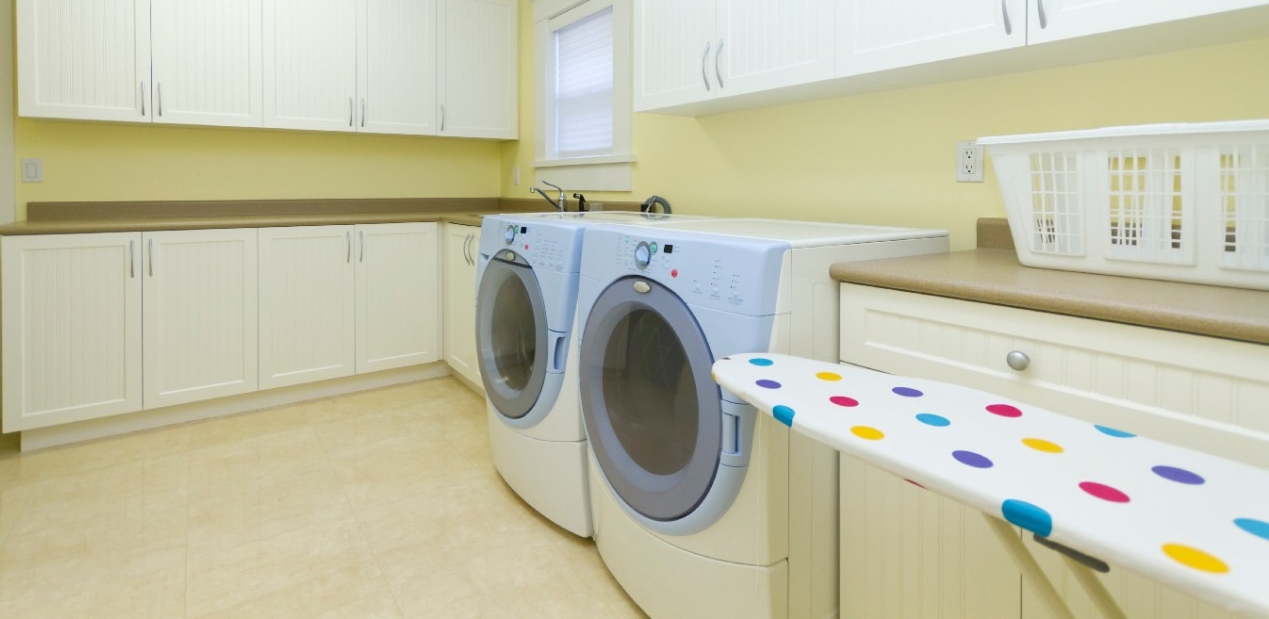 Waskamer met wasmachine, droger, strijkplank en kastruimte